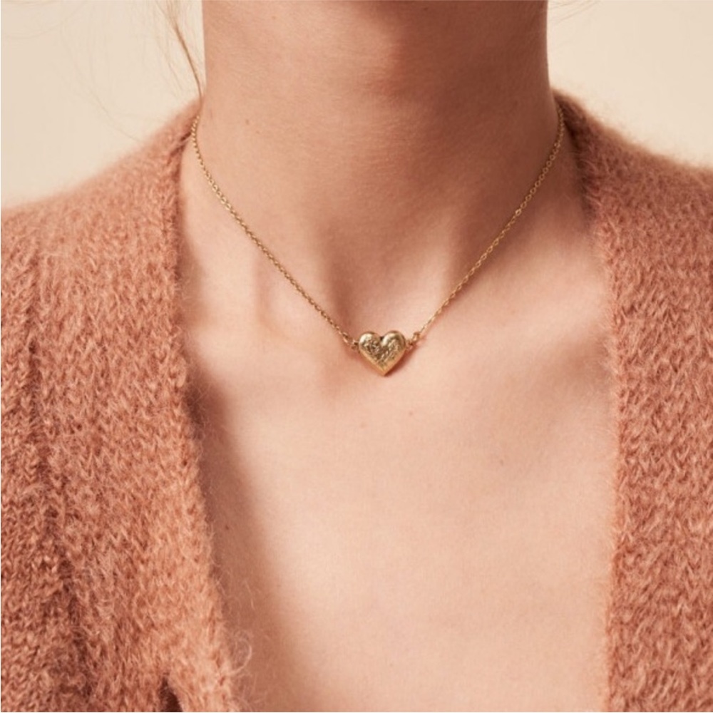 **ISO** SEARCHING FOR THE Rouje Lucia necklace